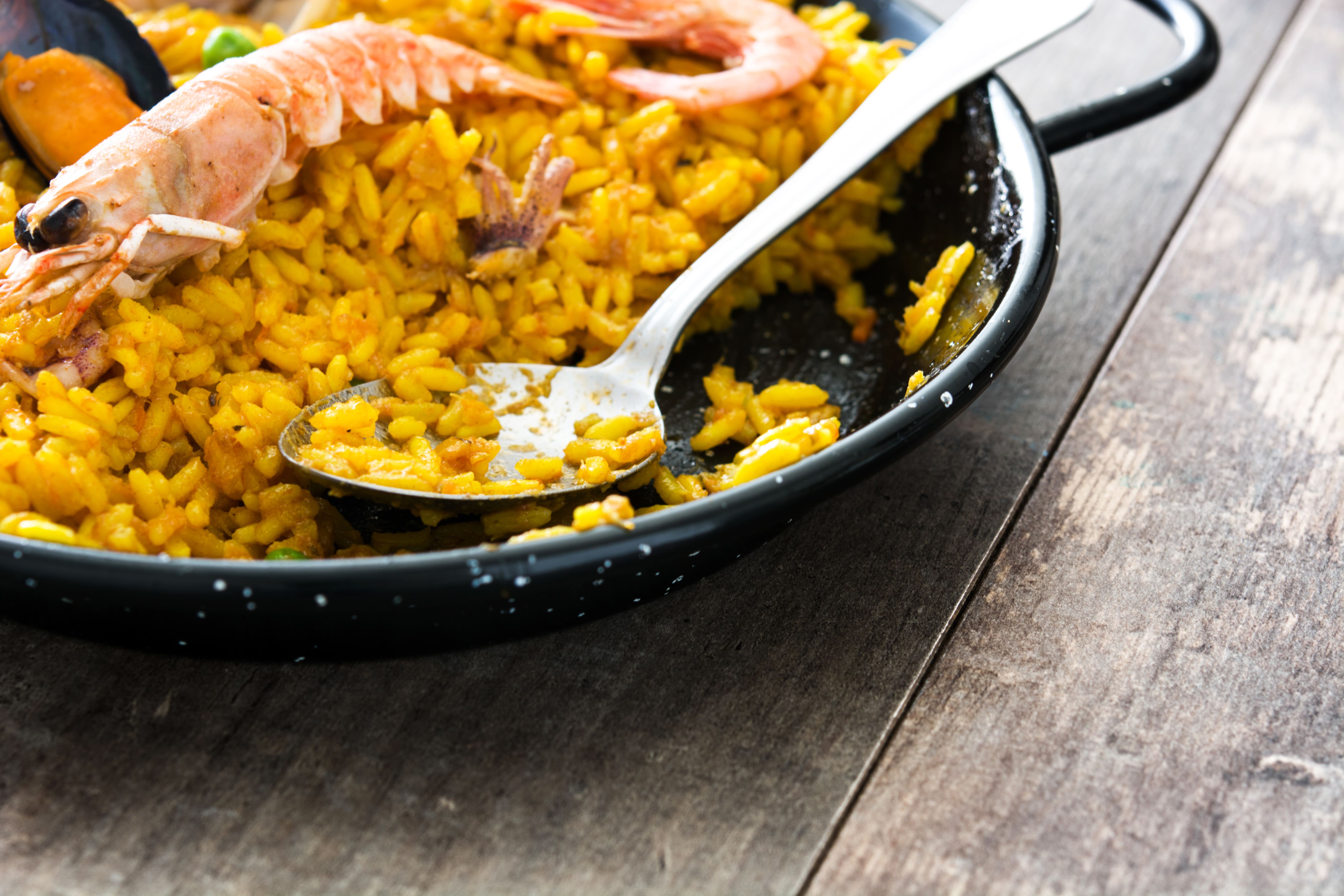 Mesa de restaurante en Majadahonda con diferentes tipos de arroz servidos en platos, destacando texturas y colores de granos variados.