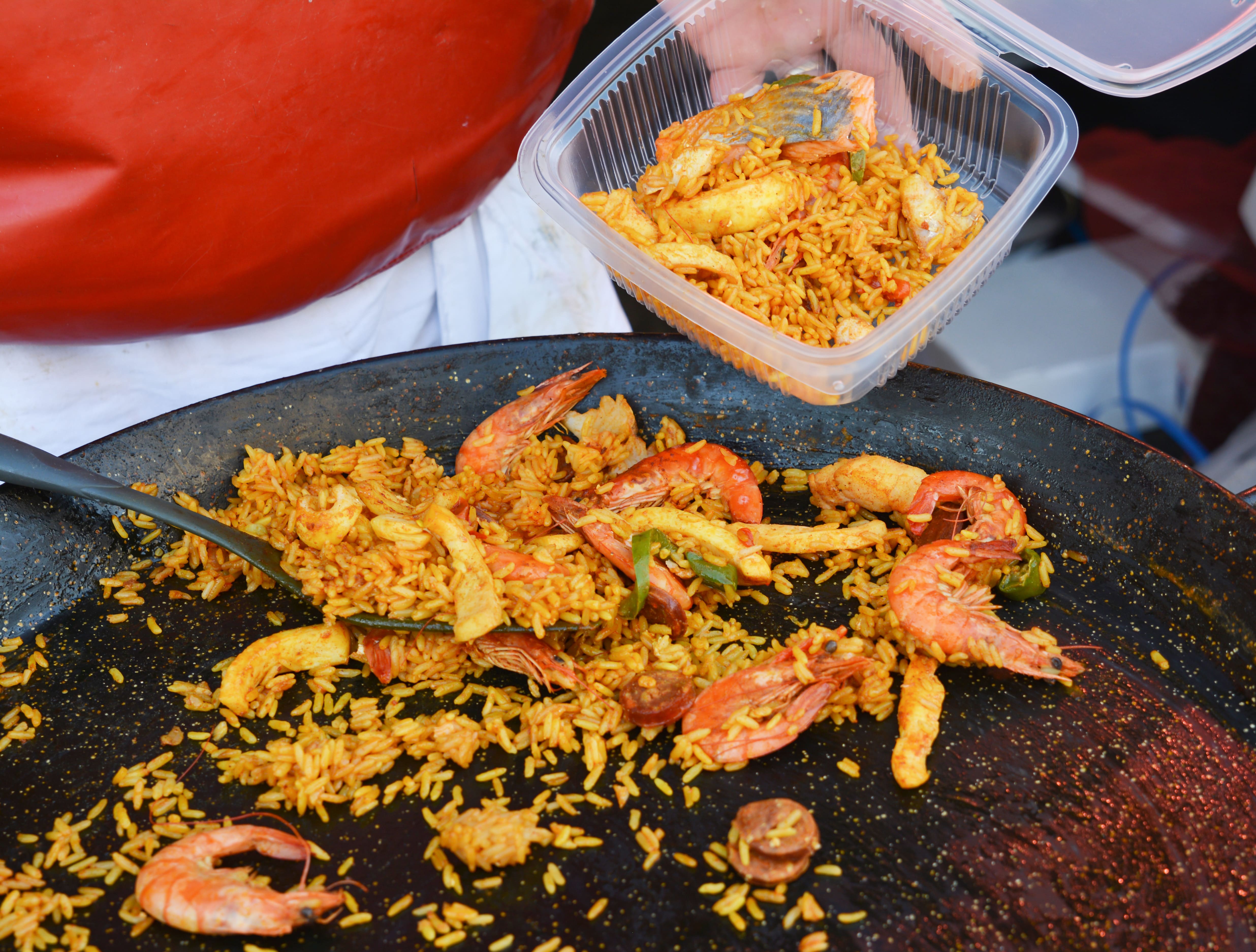 Paellas para llevar en Majadahonda, cajas de cartón ecológicas con paellas variadas listas para recoger y llevar a casa.