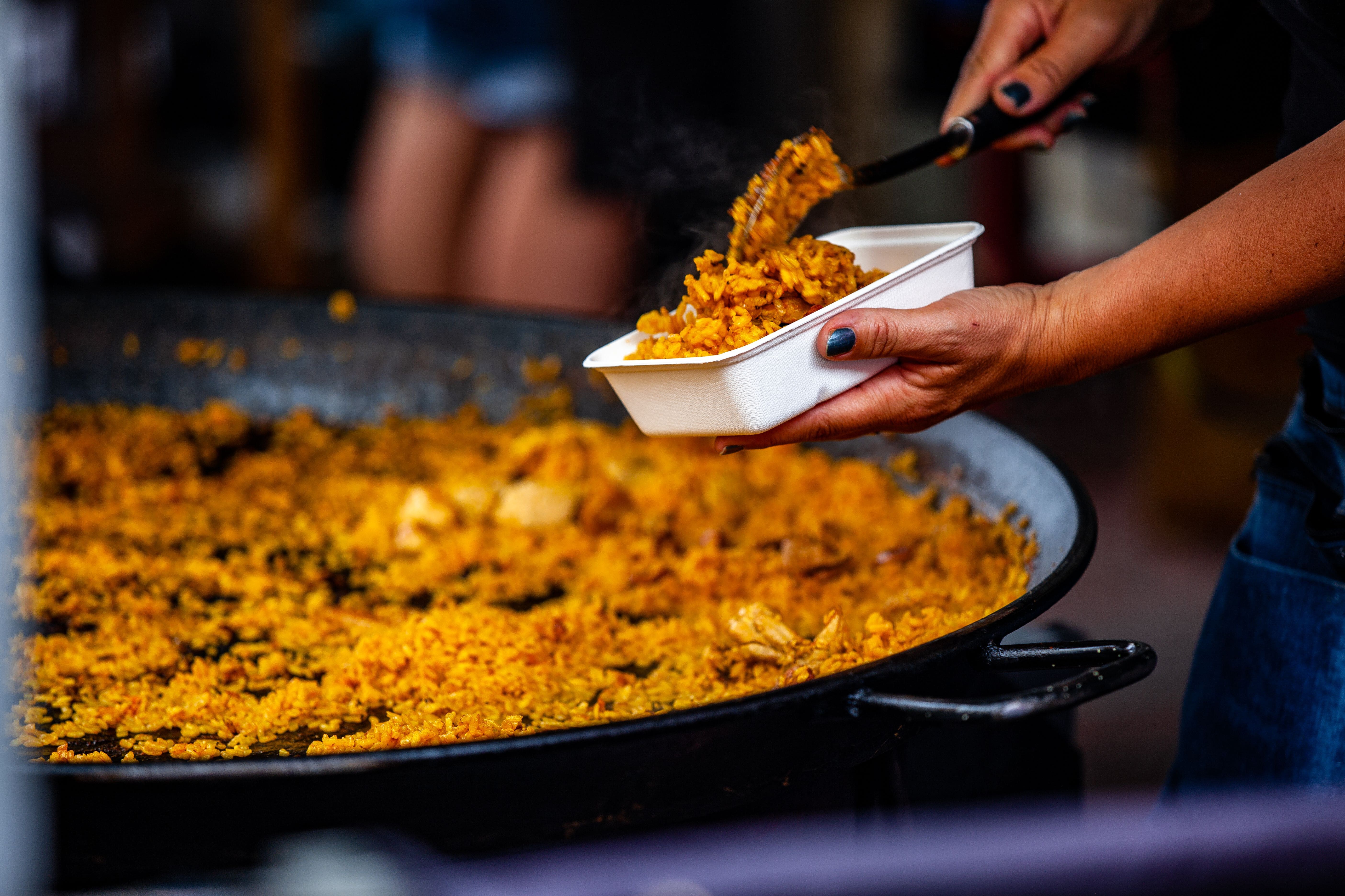 Selección de arroces y paellas recién hechas servidas en mesas de restaurante en Majadahonda, ambiente acogedor y familiar.